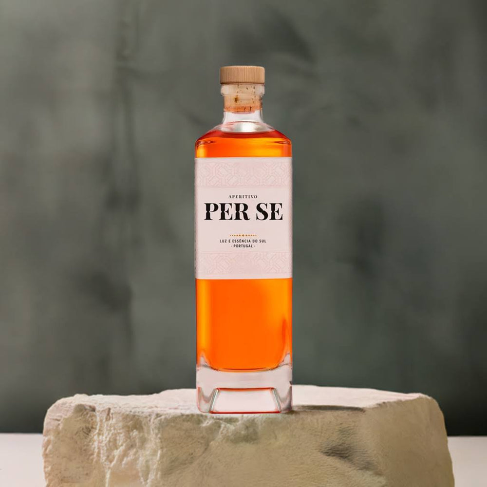 Per Se Aperitivo bottle elegantly placed on a stone pedestal with a minimalist green background.