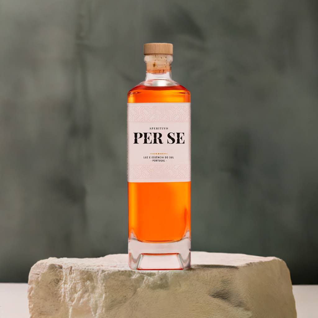 Per Se Aperitivo bottle elegantly placed on a stone pedestal with a minimalist green background.