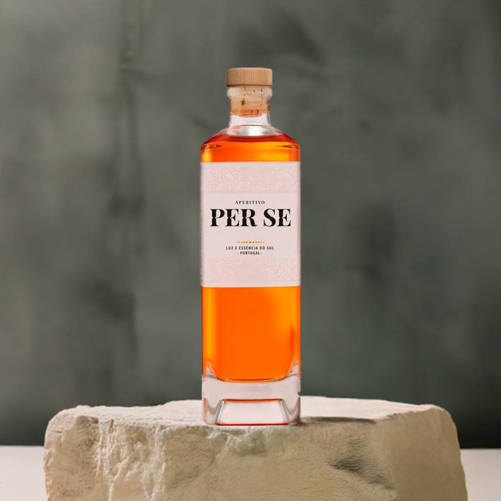 Per Se Aperitivo bottle elegantly placed on a stone pedestal with a minimalist green background.