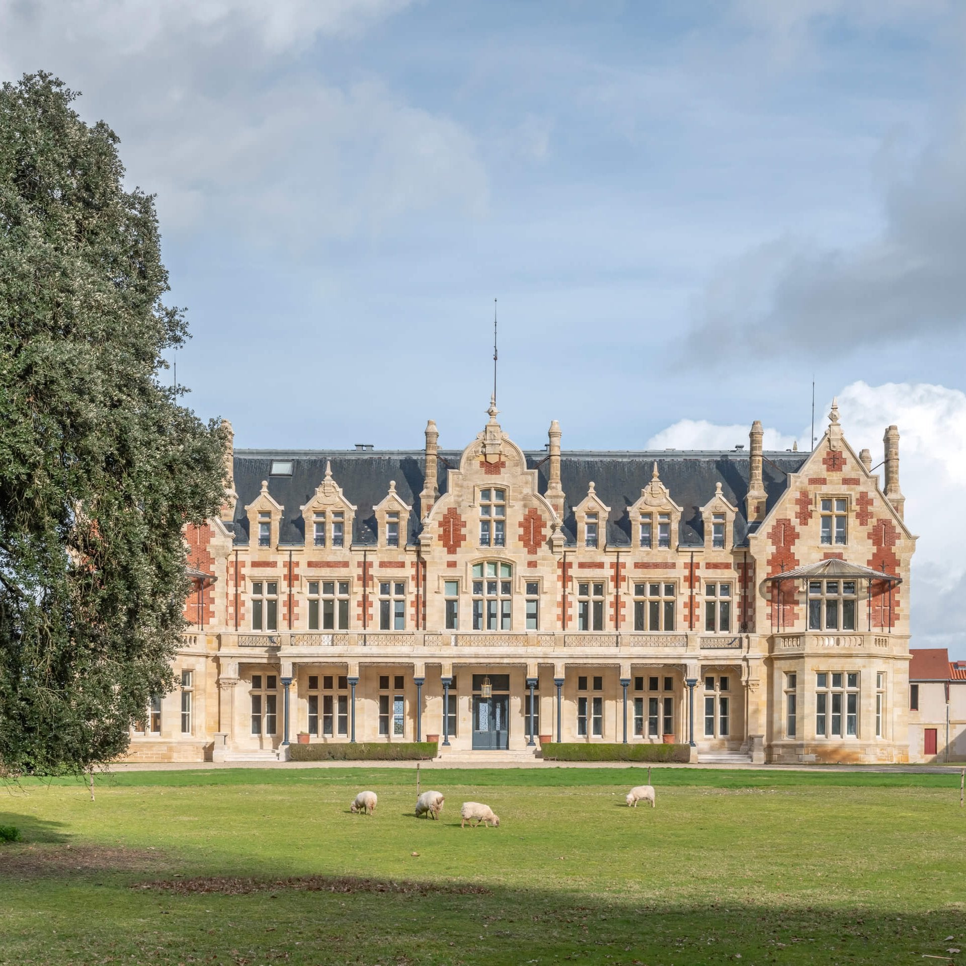 Château Cantenac Brown, a historic estate in Bordeaux, showcasing its stunning architecture and elegant gardens in the Margaux appellation