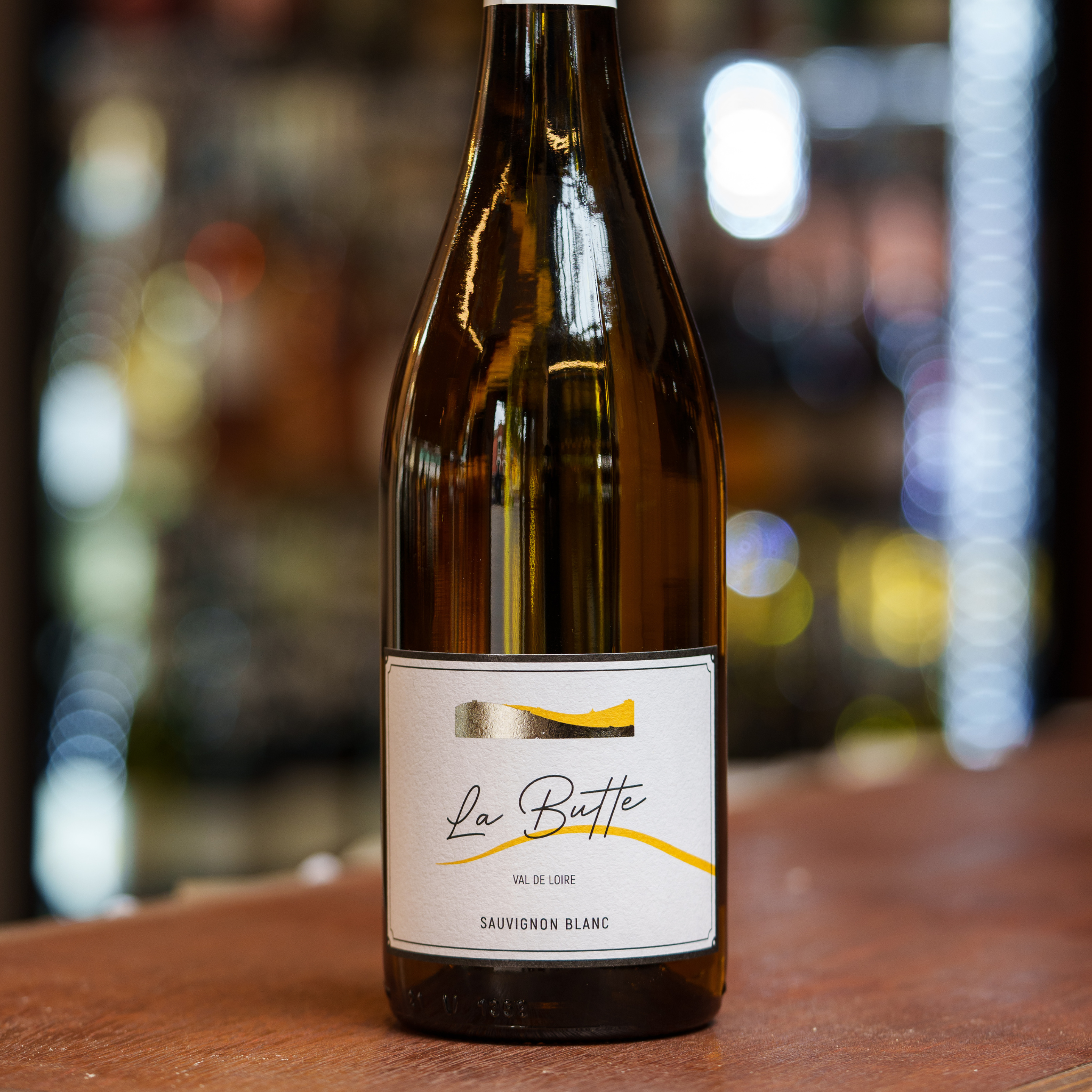 Bottle of La Butte Sauvignon Blanc from Val de Loire, a fresh and zesty French white wine with bright citrus notes, crisp acidity, and elegant minerality.