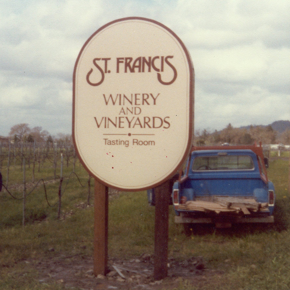 Vintage sign of St. Francis Winery and Vineyards with tasting room and vineyard view in Sonoma County.